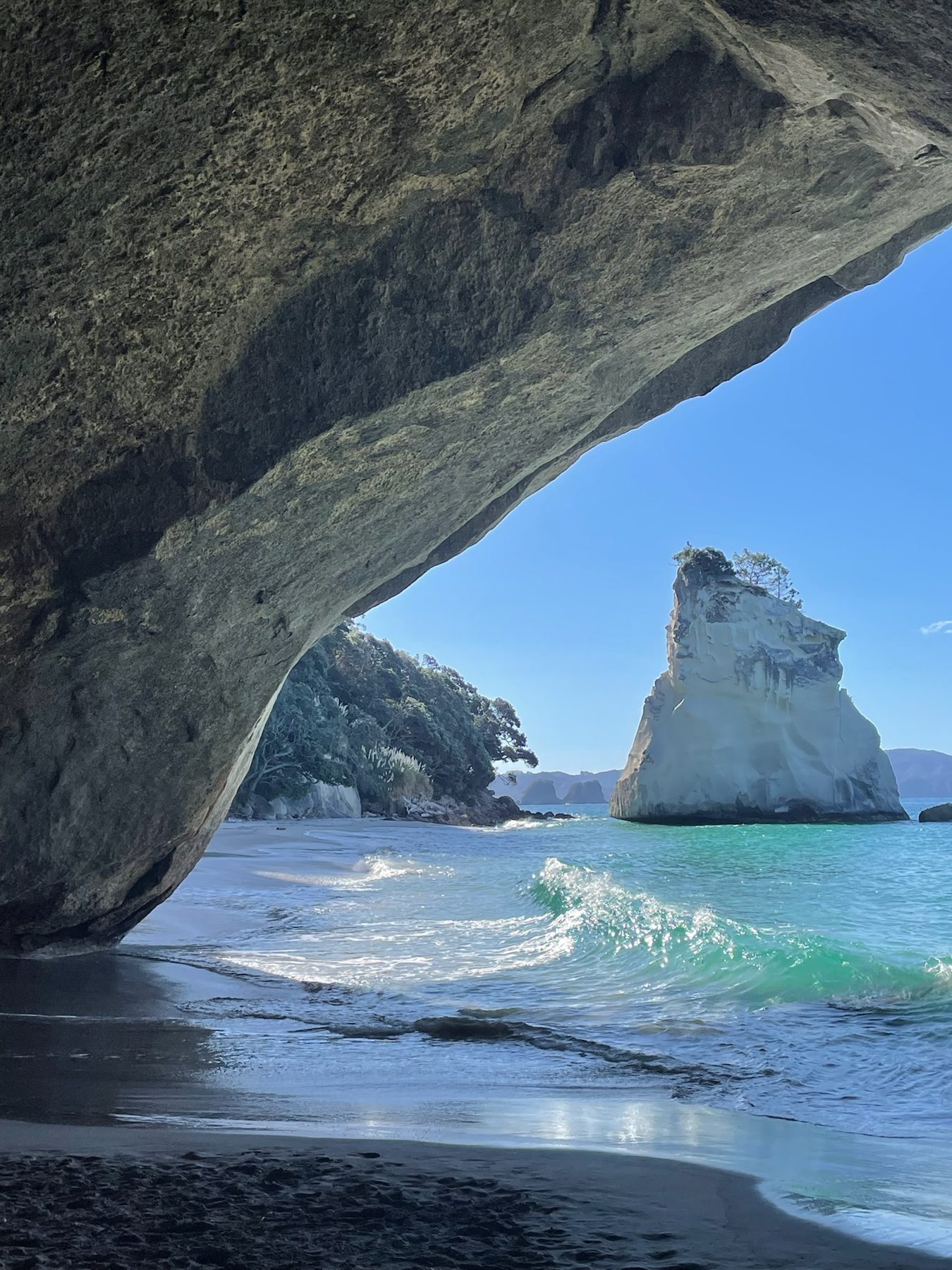 Te Hoho Rock framed by the edge of the Cathedral Cove arch